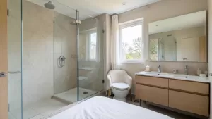 pokój z pełnym węzłem sanitarnym co to znaczy